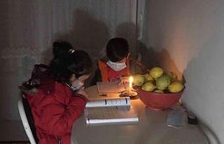 Ev sahibi çıkarmak istediği kiracılarını karanlıkta...