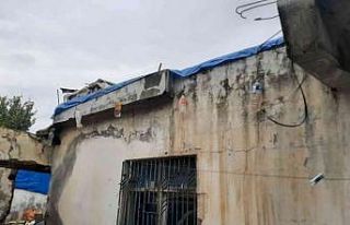 Evin iç sıvası yağışa dayanamadı