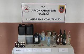 Evinde kaçak içki malzemeleri ile birlikte yakalandı