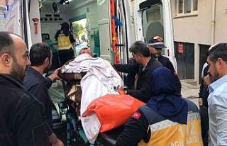 Evinin bodrumunda kendini ateşe veren kadını komşuları...