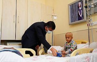 Fadıloğlu’ndan lösemili çocuklara moral ziyareti