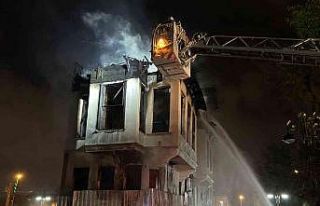 Fatih’te 3 katlı tarihi ahşap bina alev alev yandı