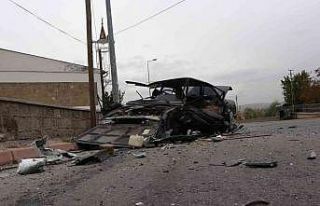 Feci kazada otomobil parçalara bölündü