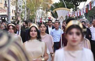 Festivalin kortej yürüyüşü ilçeye renk kattı