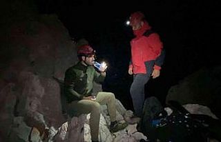 Fethiye’de kayalıklarda mahsur kalan kişiyi JAK...