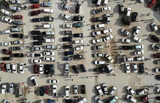 Fiyatlar düştü ancak vatandaşlar bayilerde otomobil...