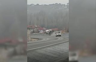 Freni boşalan beton mikserinin devrilme anı cep...