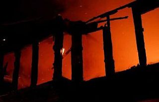 Geceyi alevler aydınlattı, tarihi ahşap bina alev...