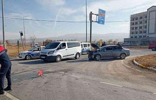 Gemerek’te otomobiller çarpıştı: 2 yaralı