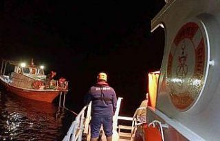 Gemiler koyunda sürüklenen tekne kurtarıldı