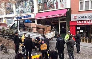 Geri manevra yapan kamyonetin altında ezilmekten...