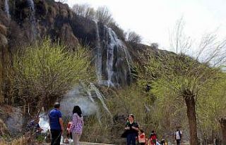 Girlevik Şelalesi’nde hafta sonu yoğunluğu