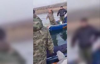 Gölün ortasında kayıktan kayığa ağ kavgası:...
