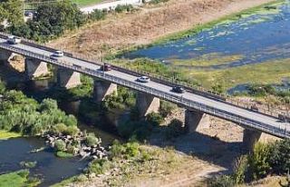 Gönen’de köprü yenileme çalışmaları başladı.