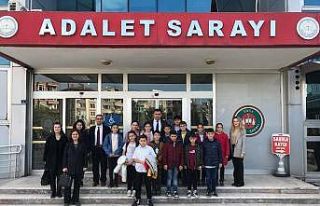 Hakim ve savcı olmak isteyen öğrenciler için temsili...