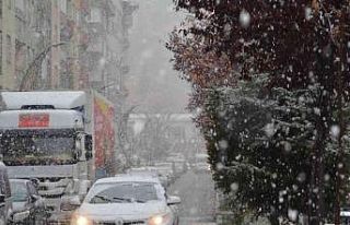 Hakkari’de lapa lapa kar yağışı