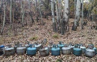 Hakkari’de toprağa gömülü 18 dolu tüp ve 40...