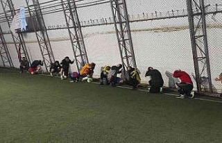 Halı saha oyuncularından "Çök-Kapan-Tutun"...