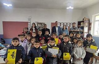 Hayırsever iş adamından öğrencilere giyecek yardımı