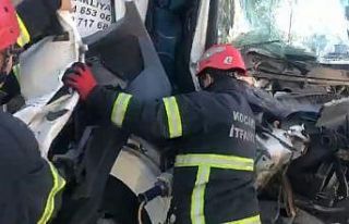 Hurdaya dönen kamyonda sıkışan yaralı böyle...