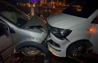 İki araç kafa kafaya çarpıştı: 3 yaralı