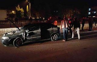 İki otomobil çarpıştı, sürücüler kazayı yara...