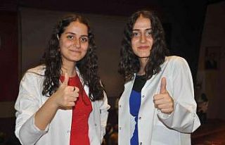 İkizler üniversitede de ayrılmadı, birlikte önlük...