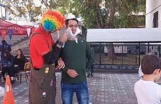 İlçe halkı ilk defa gördükleri palyaçoyla doyasıya...