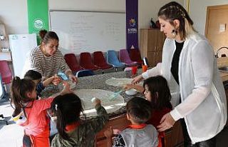 İnfaz kurumunda annelerinin yanında büyüyen çocuklar...