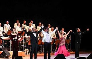 İş Sanat, Frank Sinatra şarkılarını seyirci...