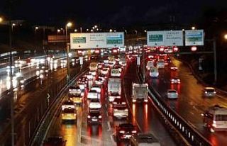 İstanbul’da sağanak yağış hayatı olumsuz etkiledi