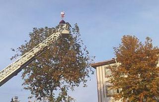 İtfaiye ekipleri bu kez üzülen çocuğun balonu...