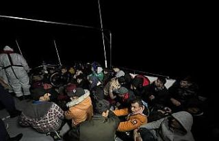 İzmir açıklarında 138 düzensiz göçmen kurtarıldı,...