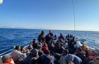 İzmir açıklarında 77 düzensiz göçmen kurtarıldı