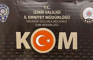 İzmir’de baskın yapılan evde çok sayıda tabanca...