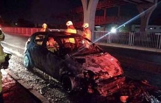 İzmir’de seyir halindeki otomobil alev alev yandı