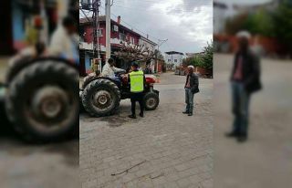 Jandarma traktör sürücülerini bilgilendirdi