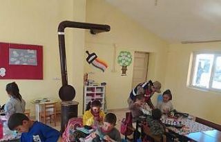 Jandarmadan öğrencilere kıyafet ve kırtasiye desteği