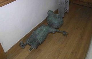 Kadıköy’de Avni heykeli devrildi, Sıdıka resmi...