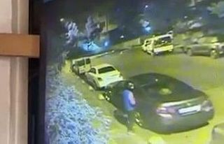 Kadıköy’de kasklı şahıs, önce otomobilin camını...