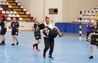 Kadın antrenör sakatlanan sporcusunu kucağında...