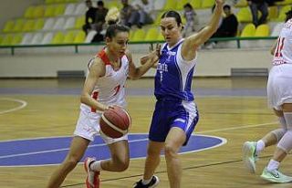 Kadın basketbolcular ilk maçında fark attı