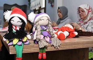Kadınlar ‘Amigurumi örgü organik bebek’ üreterek...