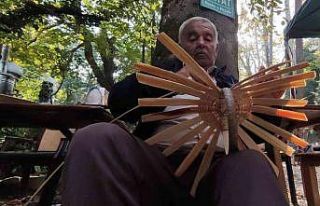 Kafelerde sepet örüp turistlere satıyor