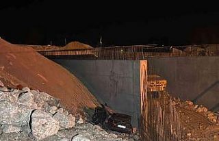 Kağıt gibi ezilen otomobil 4 kişiye mezar oldu