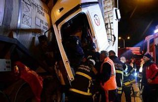 Kağıt gibi ezilen tırda sıkışan sürücüyü...