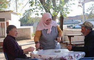 Kahvehaneye kadın eli değdi