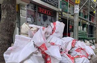 Kaldırıma yığılan hafriyat torbaları geçişi...