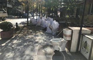 Kaldırımda bulunan klozet vatandaşları şaşkına...