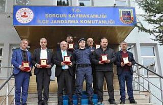 Kamera taktıran muhtarlar plaketle ödüllendirildi